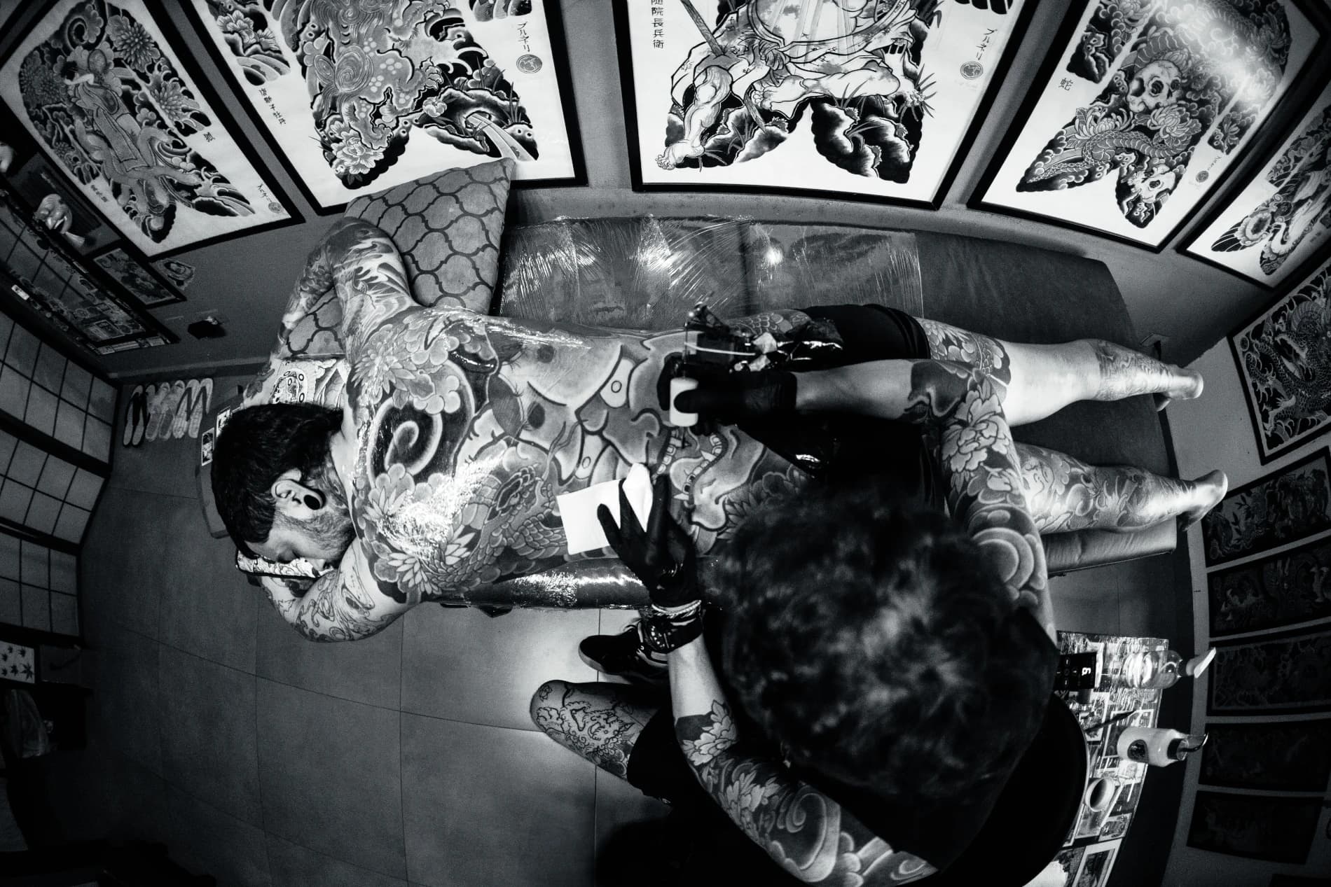 Felipe Brunelli aplicando uma tatuagem tradicional japonesa.